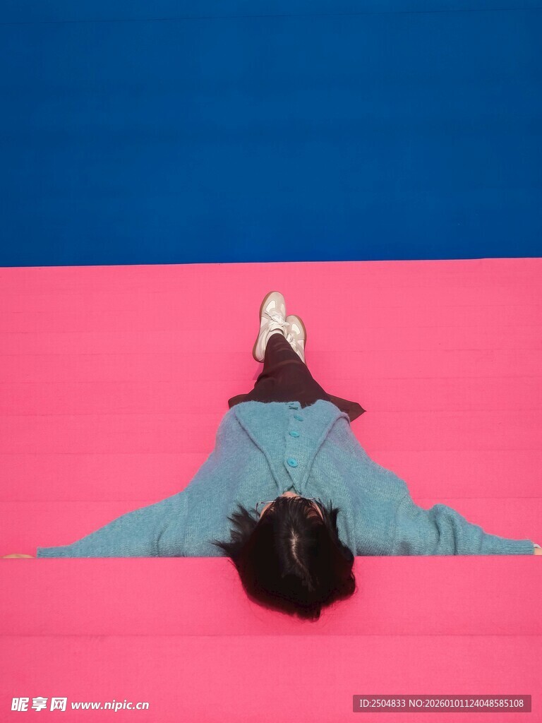 女孩于彩色垫上做伸展动作