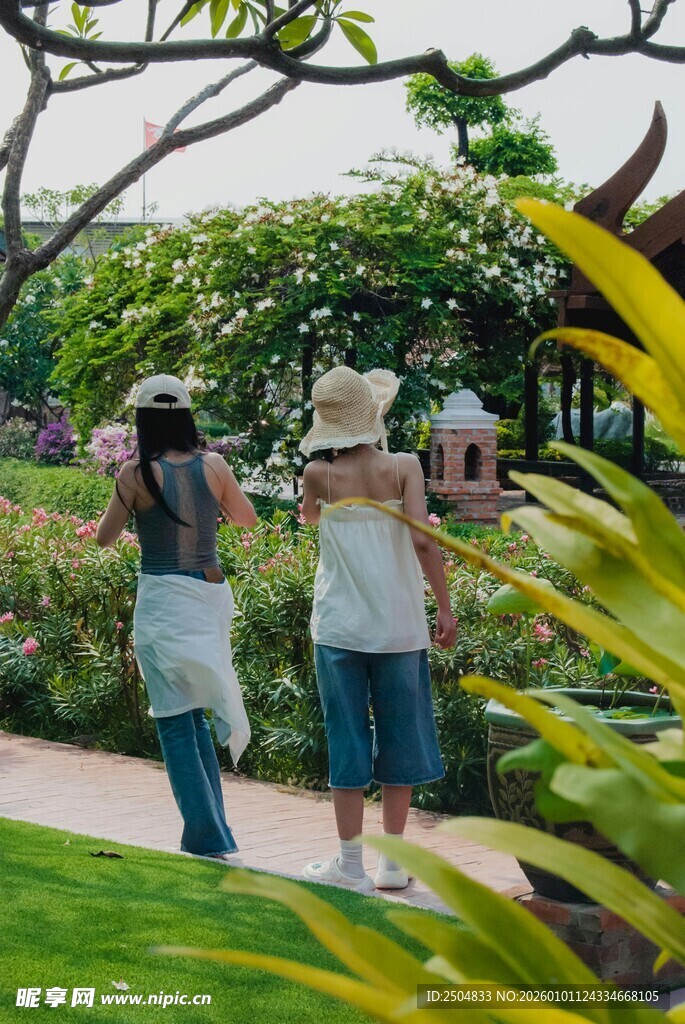 公园中母女的温馨漫步时刻