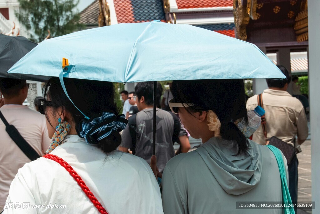 雨中人群撑伞聚集场景