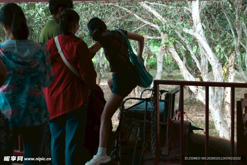  客在观景台观赏周边景色