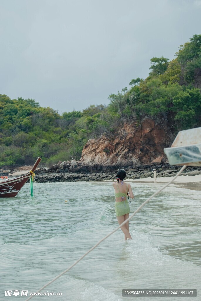 海滩上漫步的人