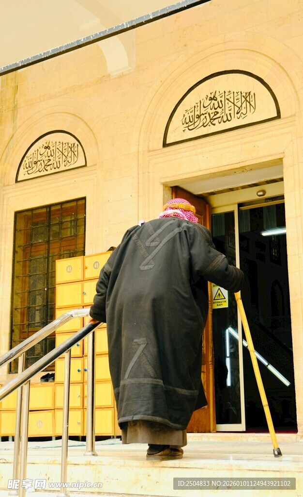 老人拄杖步入建筑门口