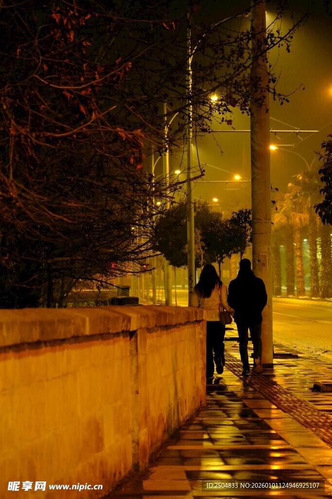 雨夜街头两人 肩而行