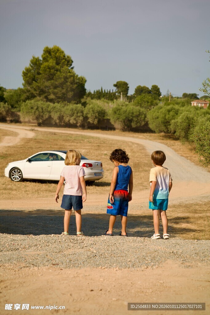 孩子们在户外看向车辆