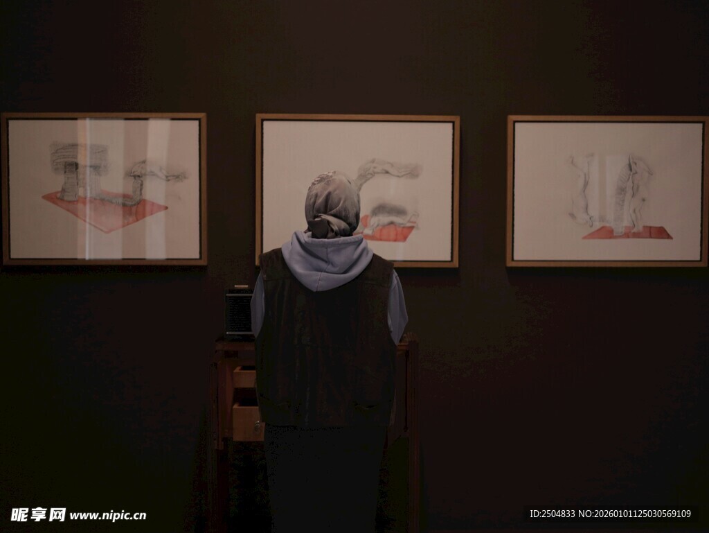 展厅中观画的人物身影