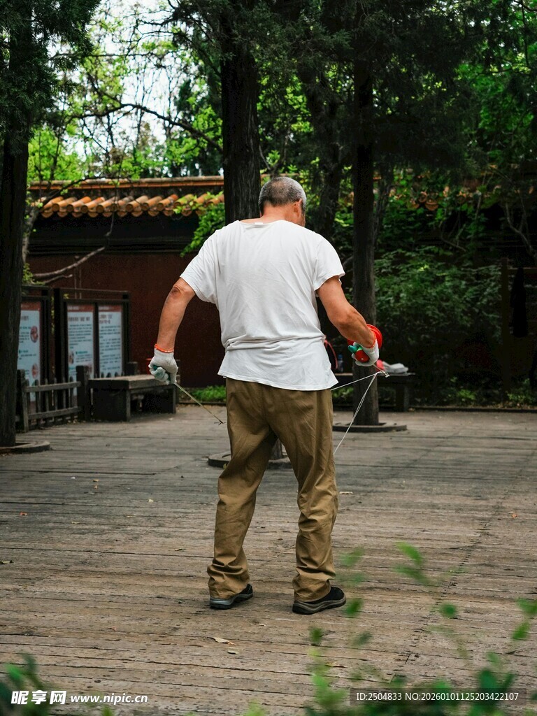 男子户外练双节棍