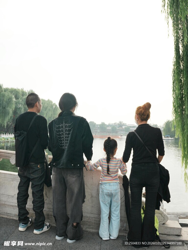 一家人赏景背影