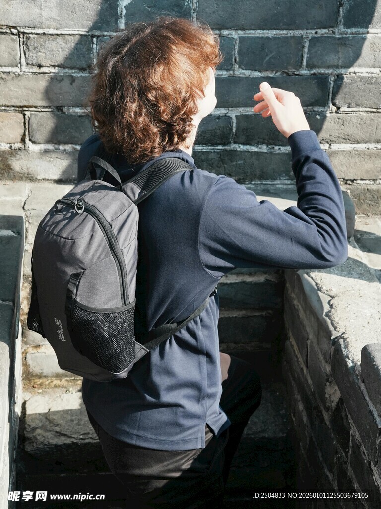 女子长城上眺望远方