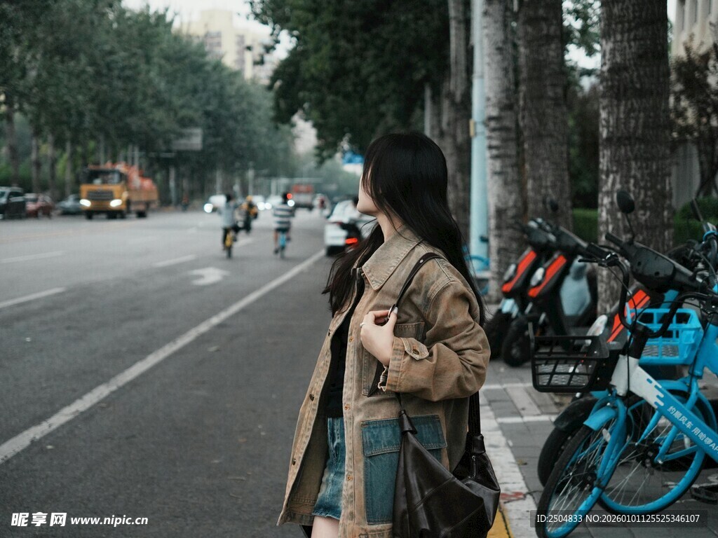 街头行人与停放的共享单车