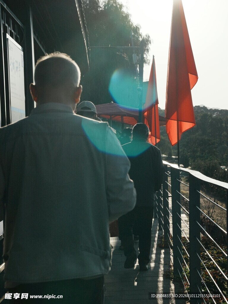 行人于桥上行走的场景