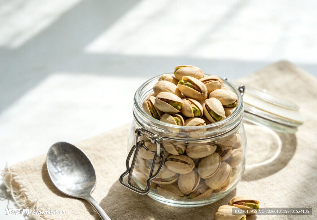 玻璃罐中的开心果