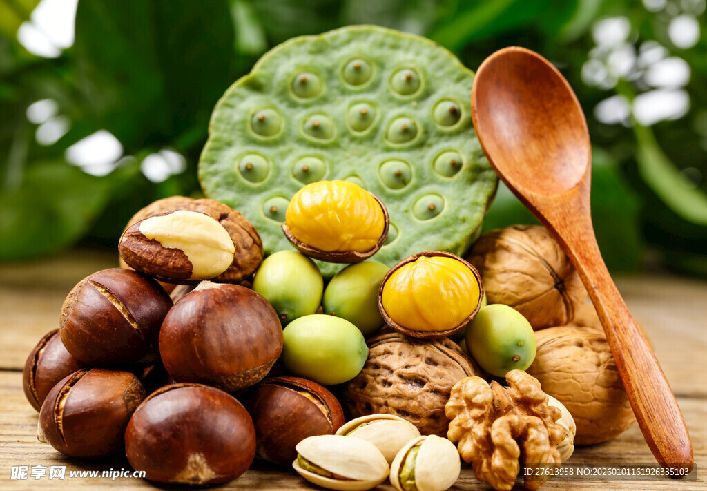 多样坚果与莲蓬的组合