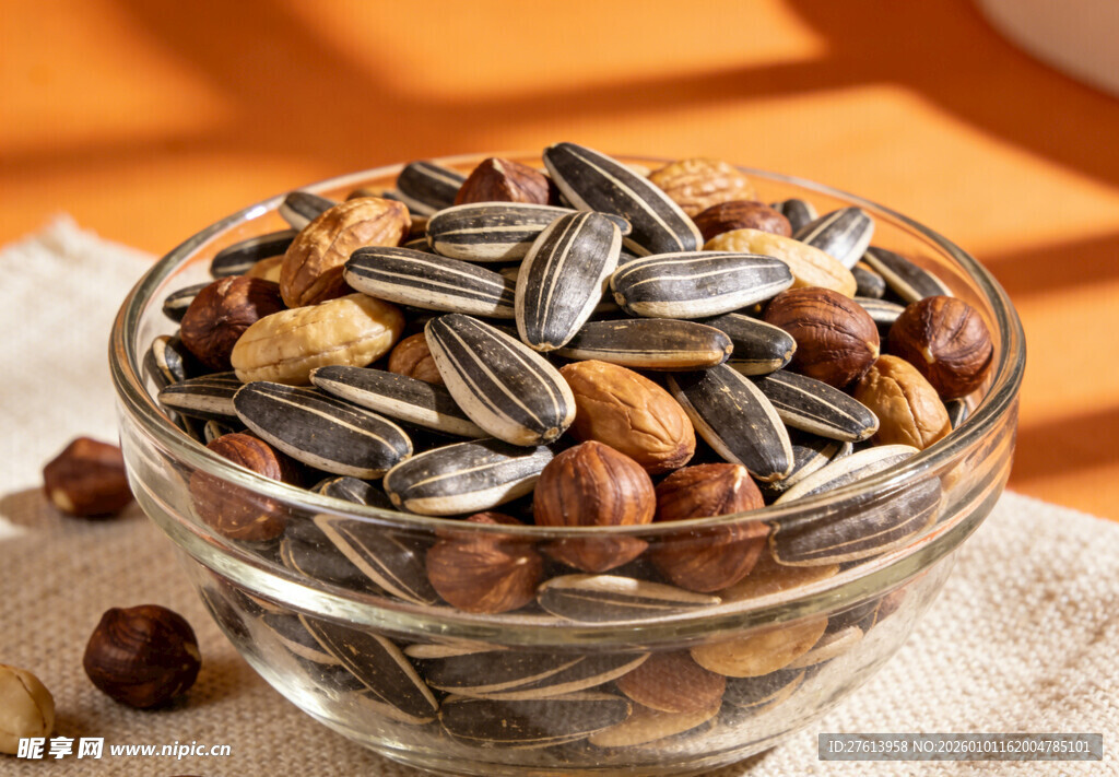 玻璃碗中的瓜子