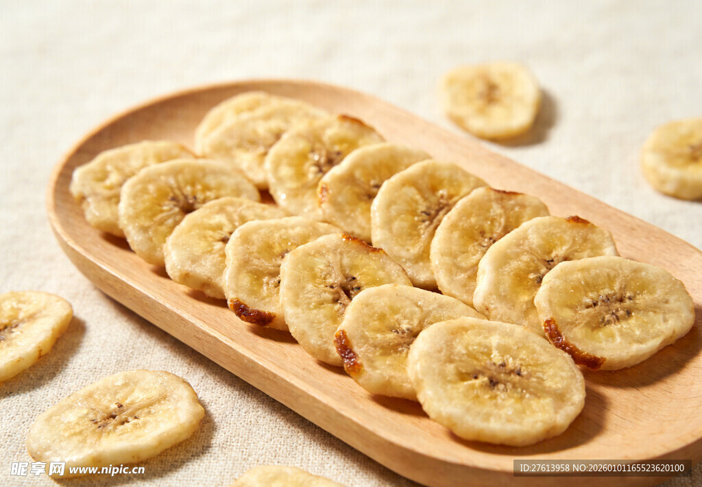 木盘上的切片香蕉干