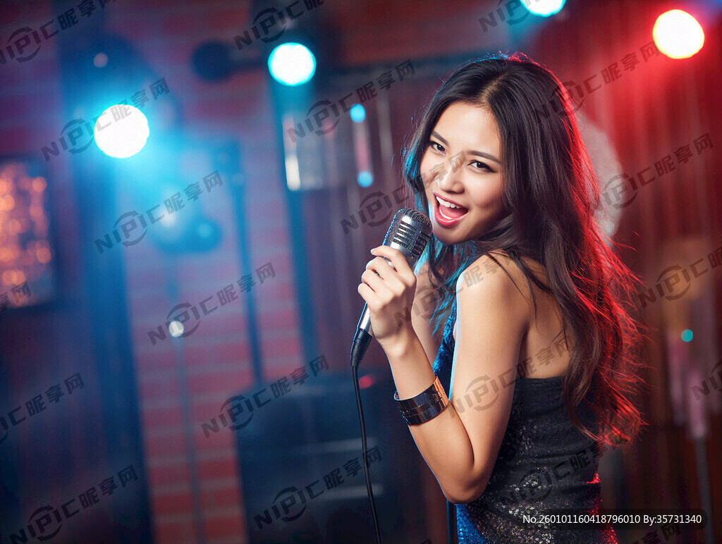 劲爆音乐唱歌场景  