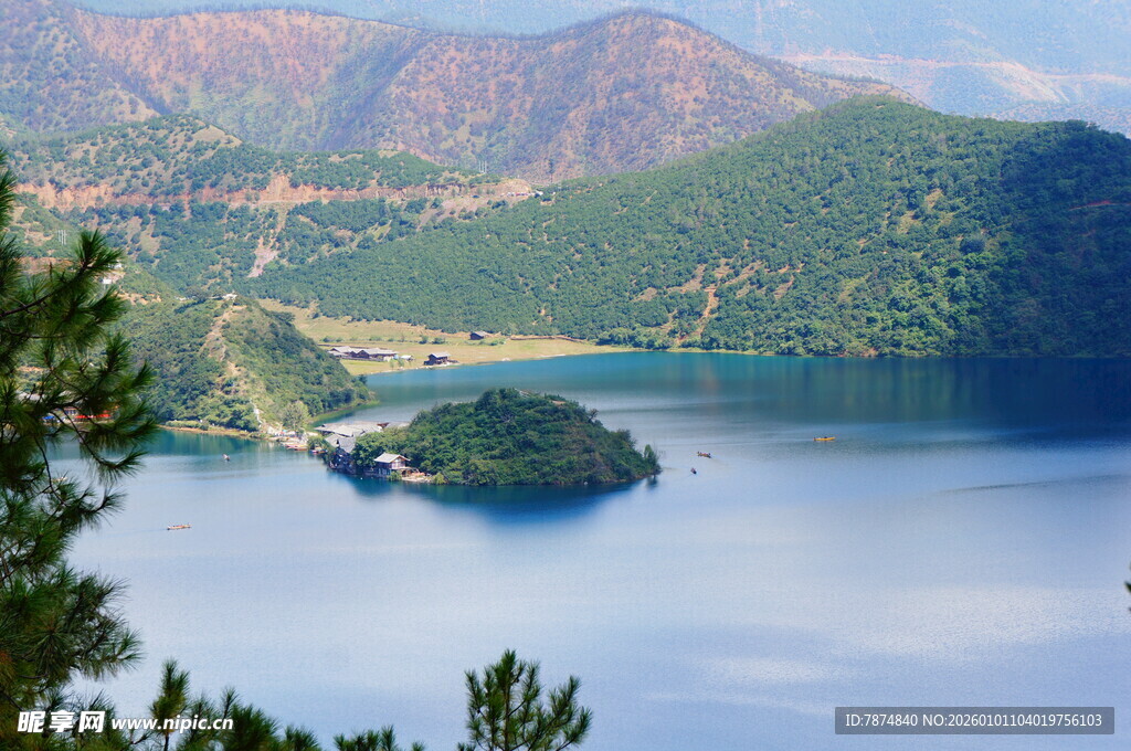秀丽湖景中的湖心小岛