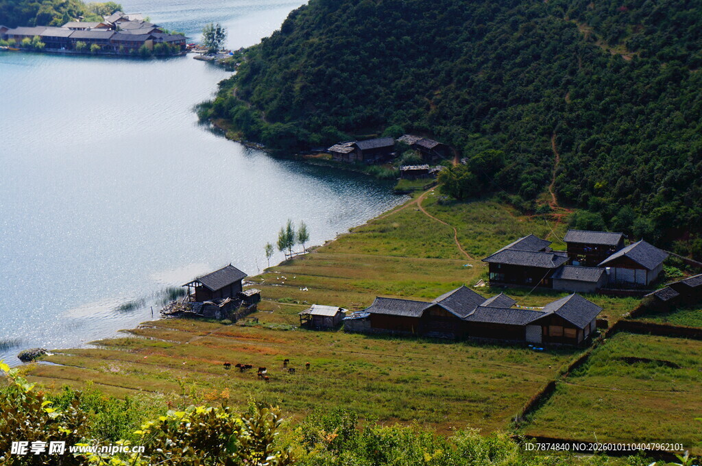 湖畔山村美景