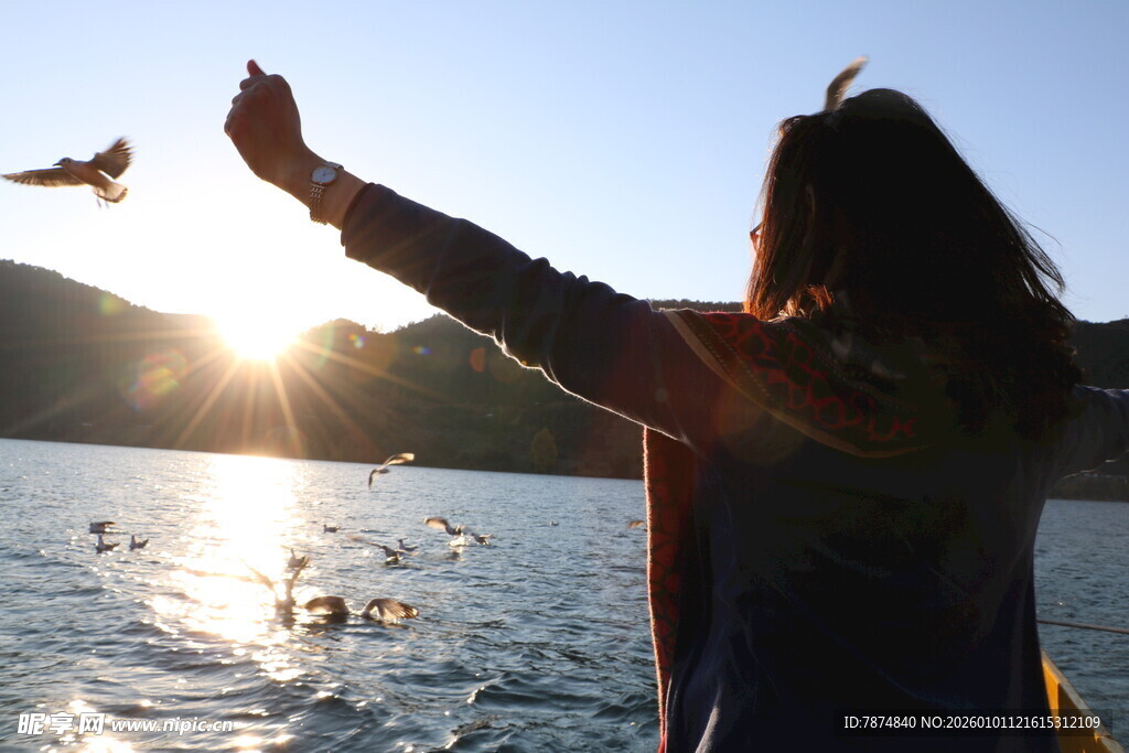 湖畔少女迎飞鸟赏日落