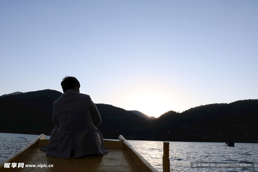 独坐码头赏日落美景