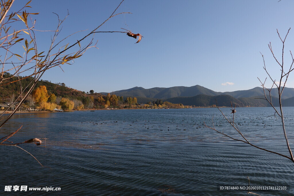 湖畔秋景 远山近水相映