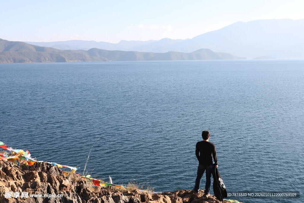 男子立于湖畔眺望远方