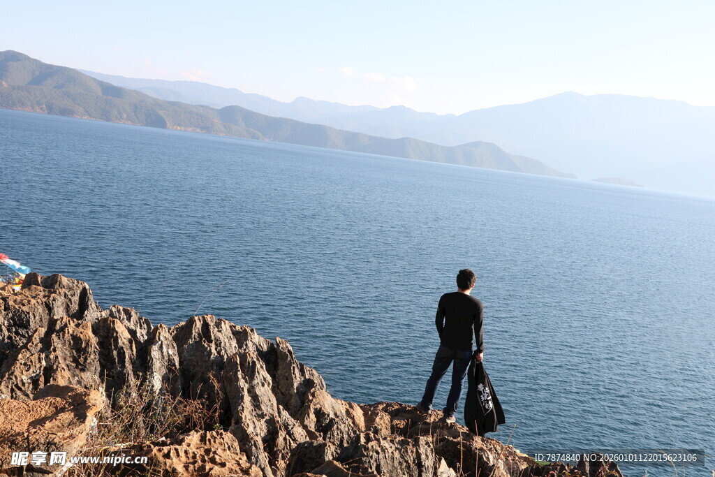 人立于山海间的壮美时刻
