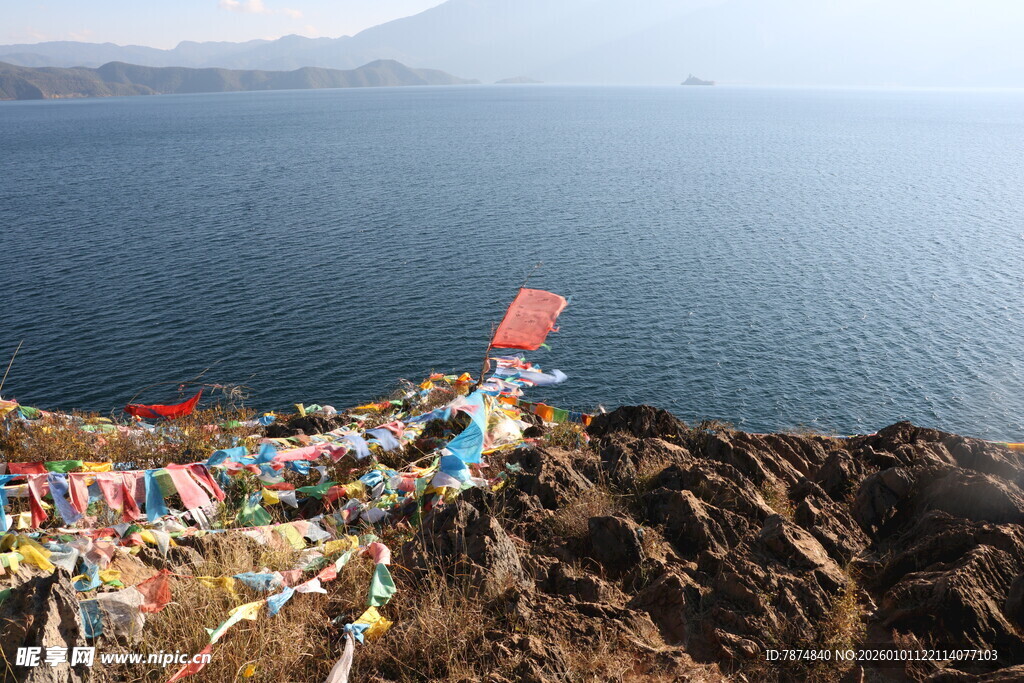 山顶经幡与壮阔湖景