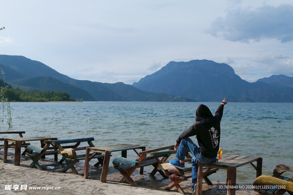 湖畔长椅上的惬意休闲时刻