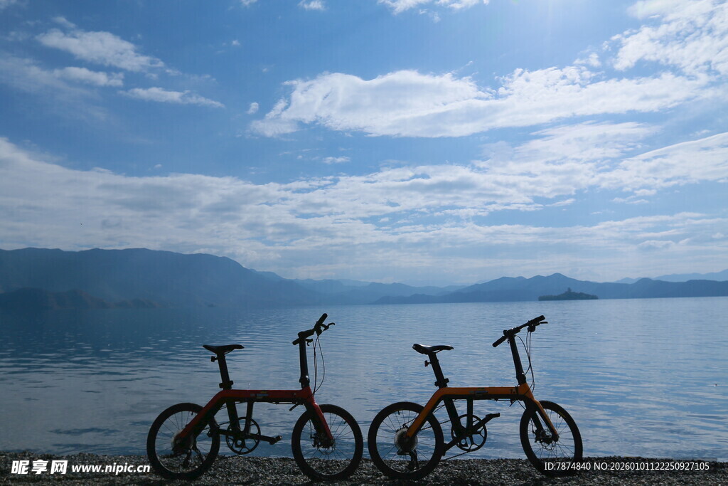 湖畔双车伴蓝天美景