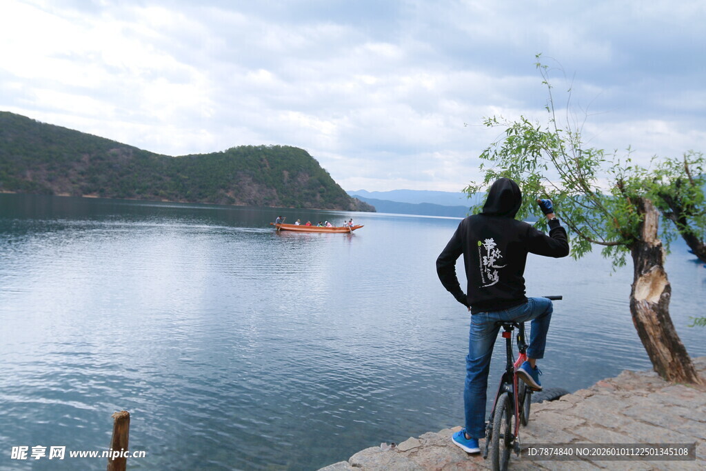 骑行者湖畔眺望美丽风光