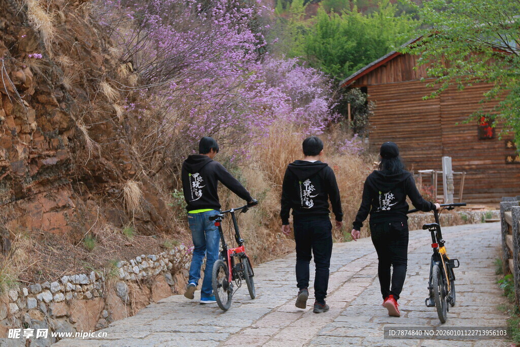 骑行者漫步于山间小道