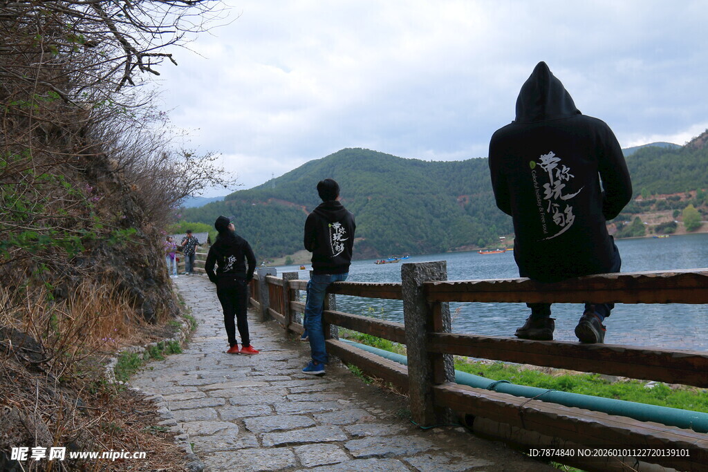 湖边步道上的神秘行者