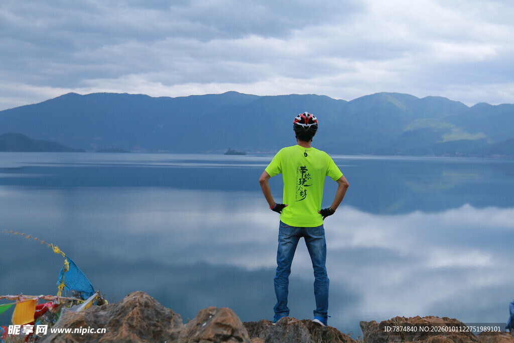 男子湖畔眺望壮丽山水