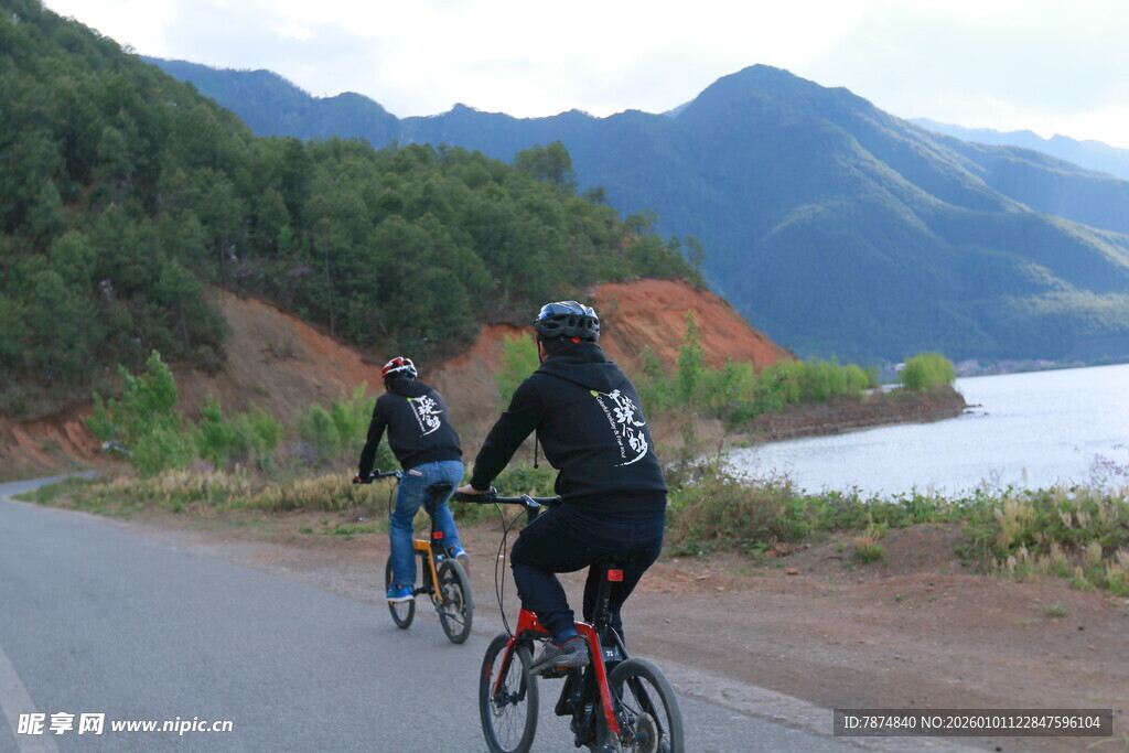 公路骑行者与山水美景