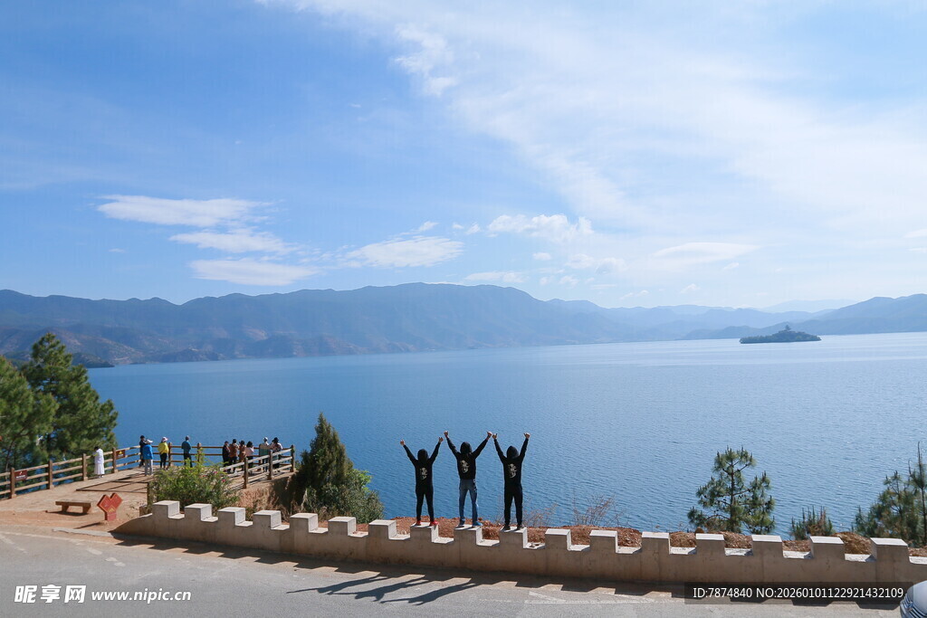 湖畔美景 远山近水风光秀