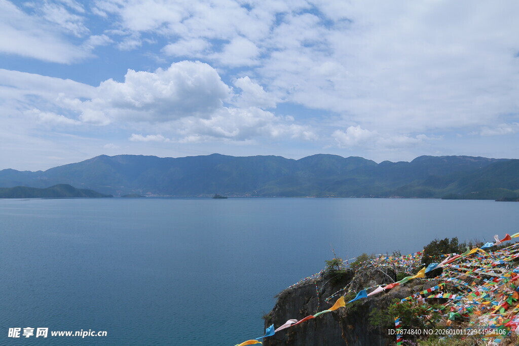 湖畔经幡 静美高原风光