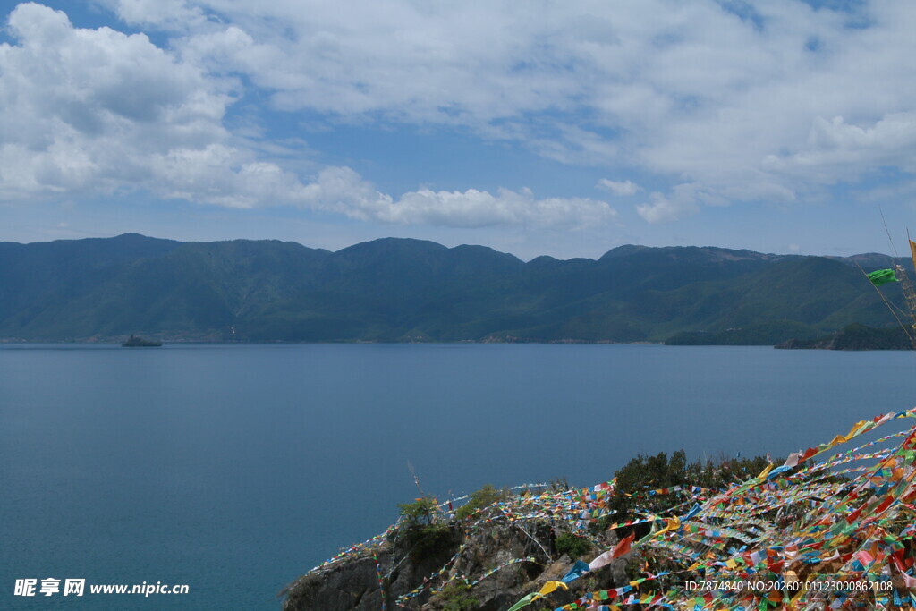 湖畔经幡伴青山蓝天
