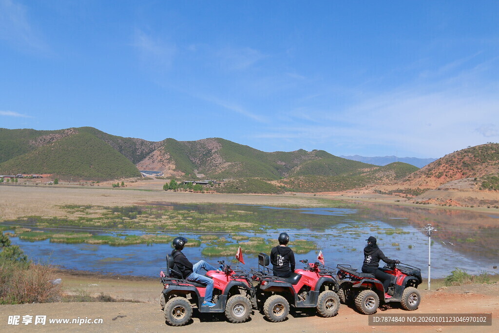 四人驾驶沙滩车驰骋户外