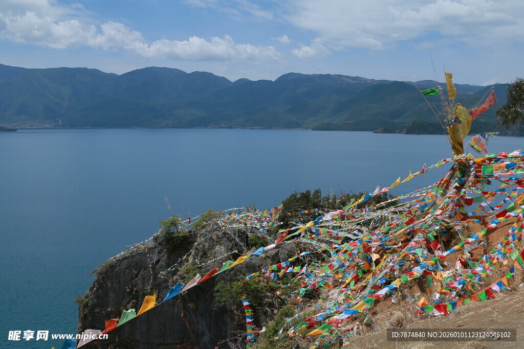 湖畔经幡 藏地独特风景