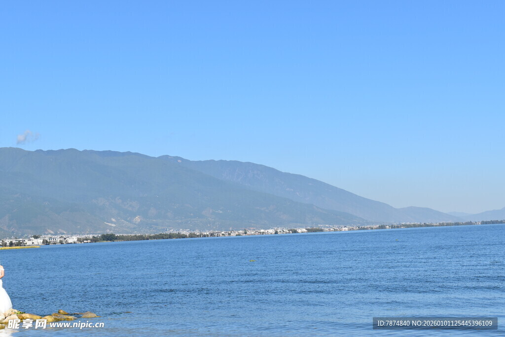 湖畔美景 远山近水