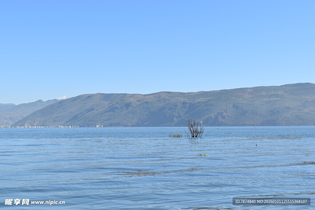 海上孤舟与远山美景