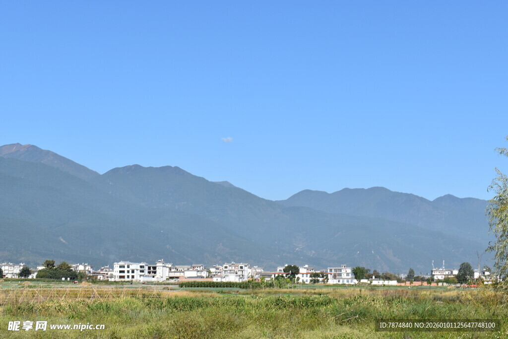 远山近景的美丽田园风光