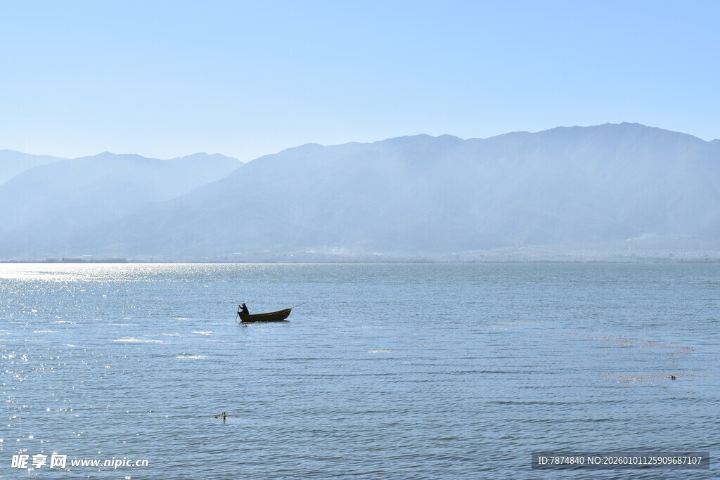 孤舟泛于宁静山水间