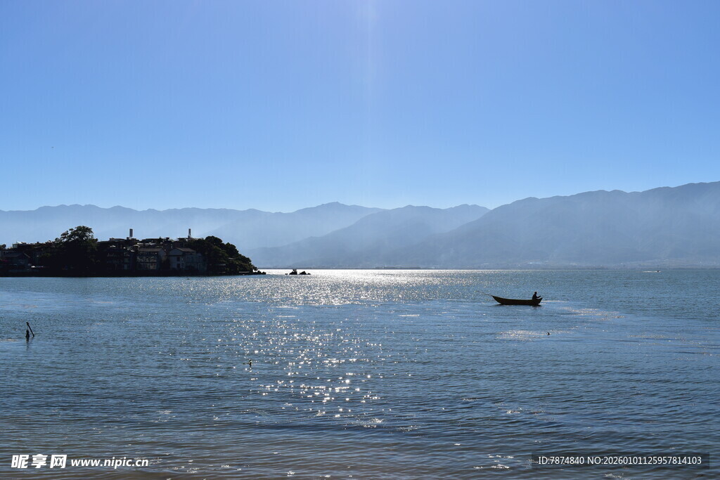宁静海面与远处岛屿风光