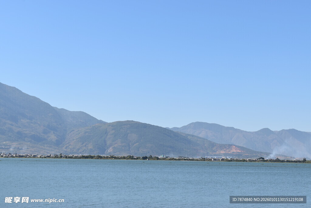 湖畔远山风景