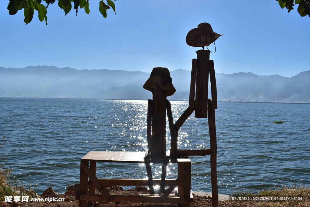 湖畔父女温馨互动剪影