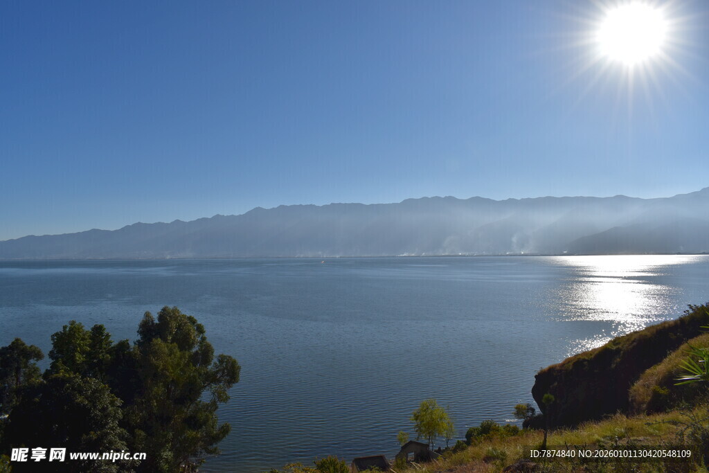 湖畔阳光美景