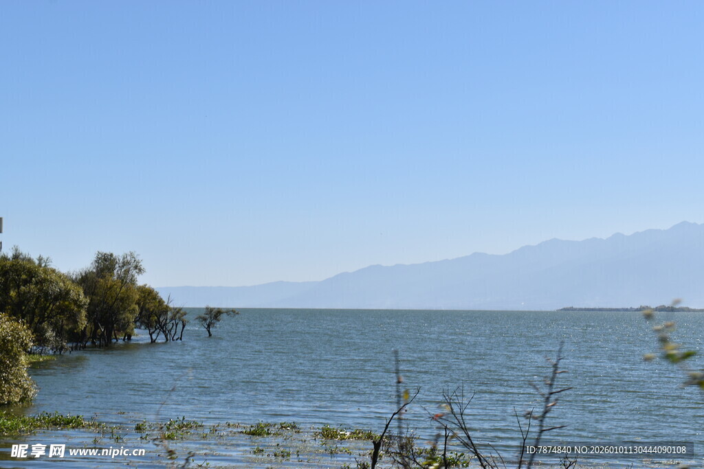 湖畔风光 远山近水景色美