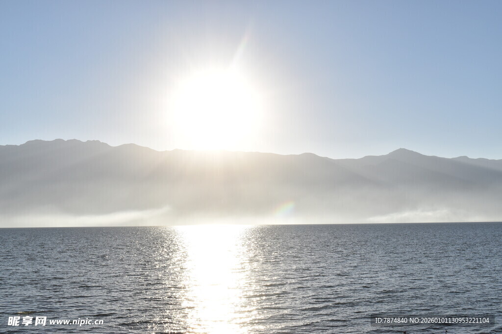 日出海面映远山美景