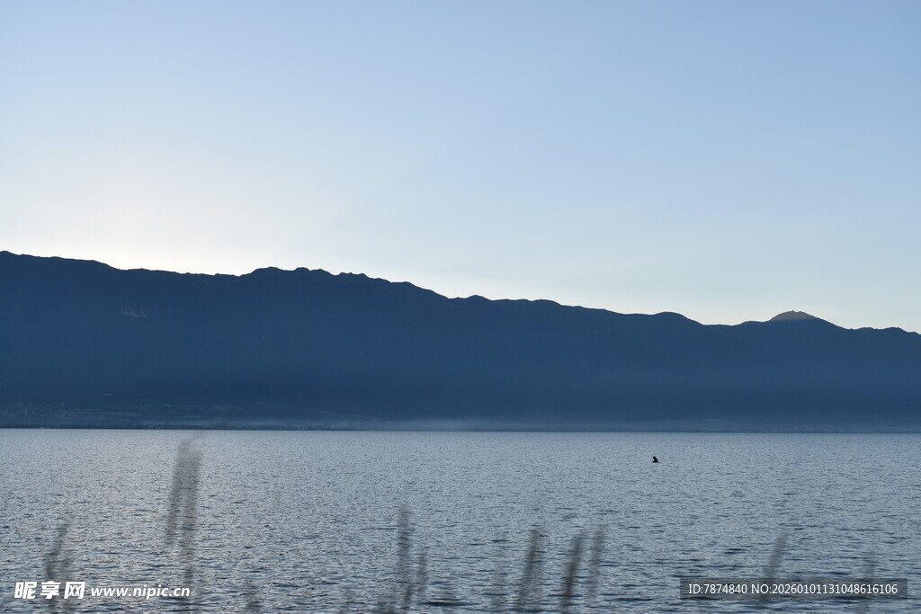 宁静湖面与远处山峦
